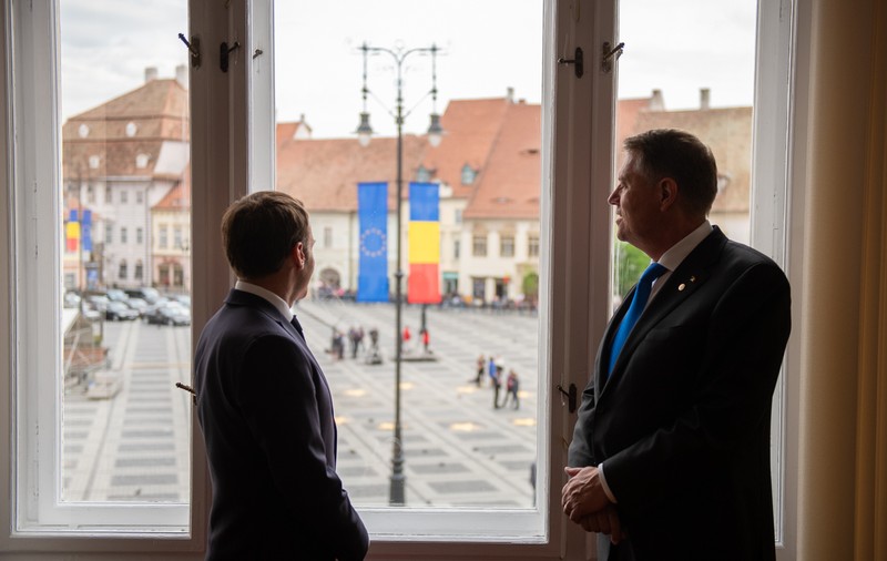 VIDEO | Emmanuel Macron și Klaus Iohannis au avut o întâlnire bilaterală la Sibiu, în fostul birou de primar al președintelui român
