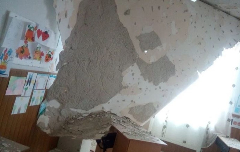Tavanul unei clase de la o școală din județul Giurgiu, renovată recent, s-a prăbușit peste noapte. „Bine că noaptea, altfel...”