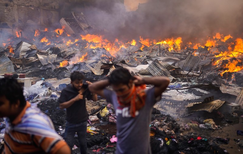 Sute de pompieri se luptă cu un incendiu masiv izbucnit la o piață de haine din capitala Bangladeshului