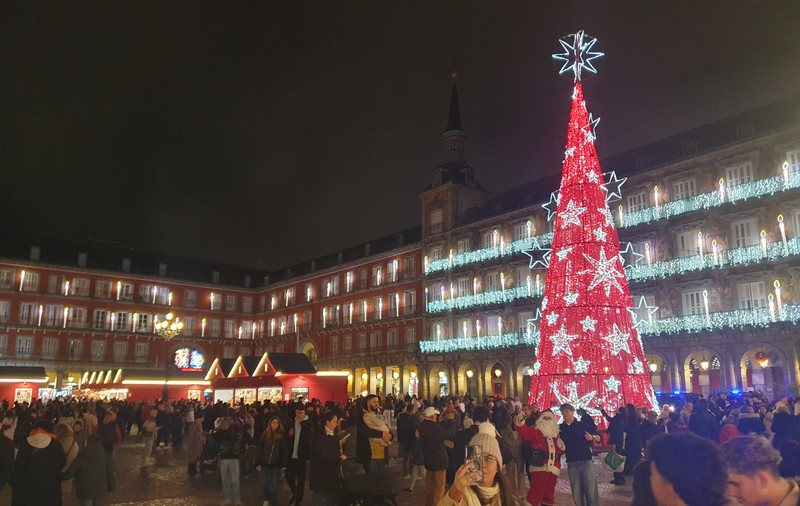 Sărbătorile de iarnă la Madrid. Explozia culinară din capitala Spaniei. Cât costă o porție de fructe de mare sau un pahar de vin în Mercado de San Miguel