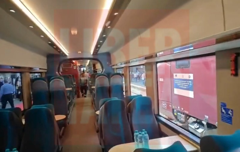 Leon, primul tren fabricat integral în România după 80 de ani, a ajuns în Gara de Nord. Cum arată interiorul acestuia