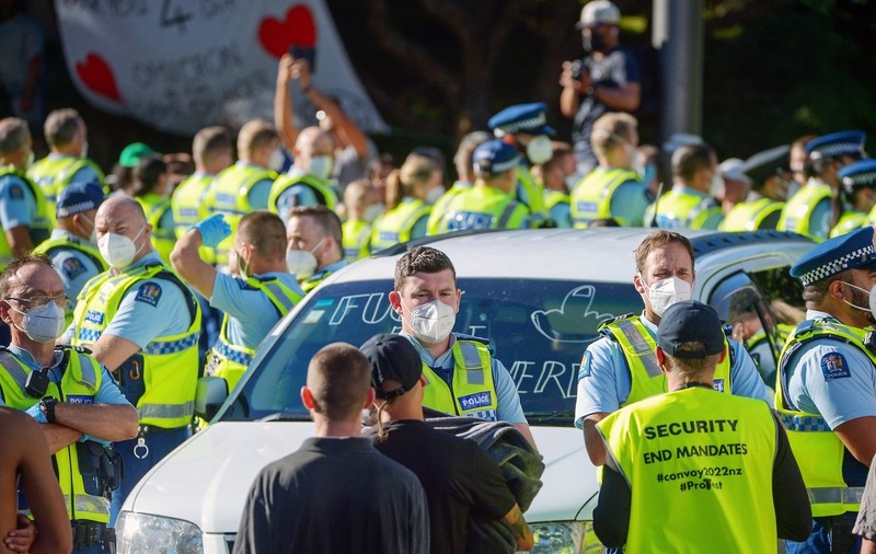 „Au aruncat cu materii fecale în noi”. Poliția a arestat 8 persoane, după confruntările cu protestatarii antivaccin, la Wellington