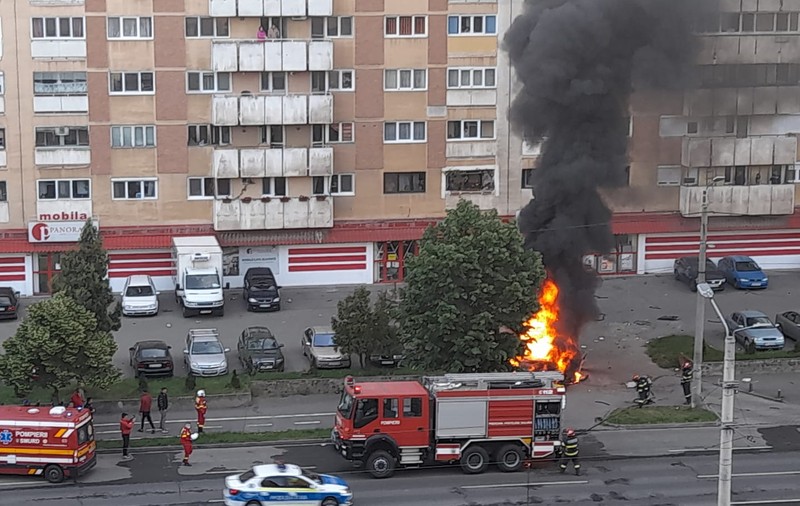 Mai mulți polițiști și jandarmi, scoși pe străzi în Arad, după explozia mașinii omului de afaceri Ioan Crișan