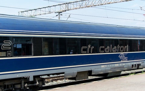 Un tren albastru CFR staționat.
