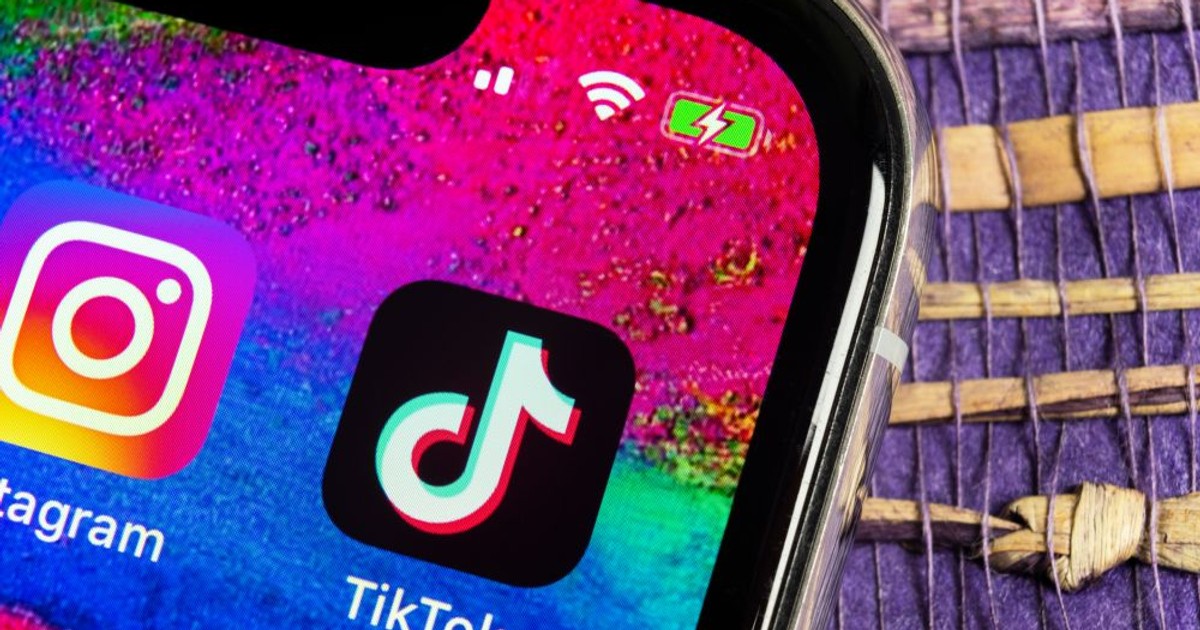 Aplicația TikTok ar putea fi interzisă în SUA din cauză că spionează pentru China. Aplicația TikTok pe un iPhone