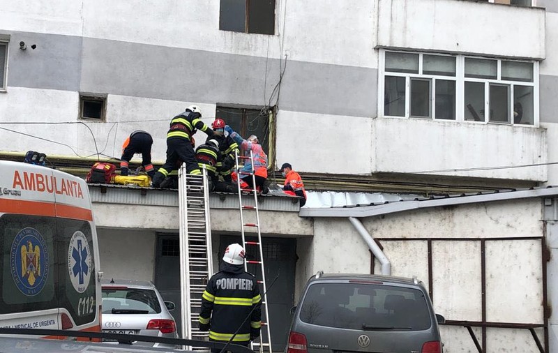 O tânără s-a aruncat de la etajul  8 al unui bloc din Bârlad. Părinții au găsit mesajul de adio și au alertat Poliția