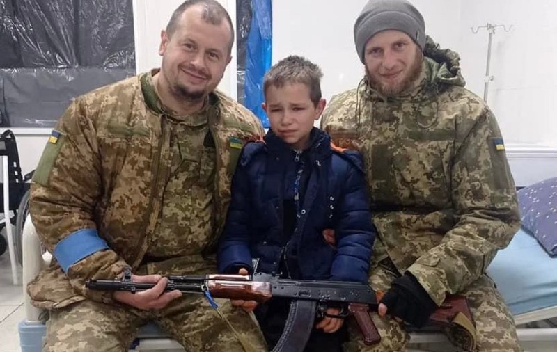 Un băiețel de 11 ani s-a dus singur, noaptea, la voluntarii din Borîspil și a cerut o armă ca să se lupte cu soldații ruși