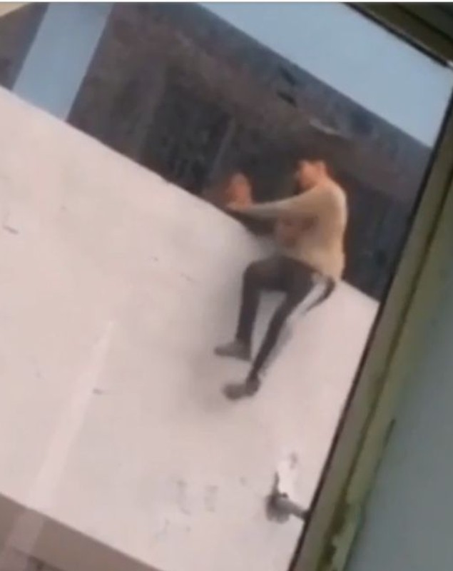 A încercat să se sinucidă aruncându-se de la etajul 3. Un coleg de școală a salvat-o | FOTO