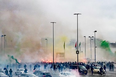Atmosferă incendiară, la propriu, în apropierea stadionului De Kuip