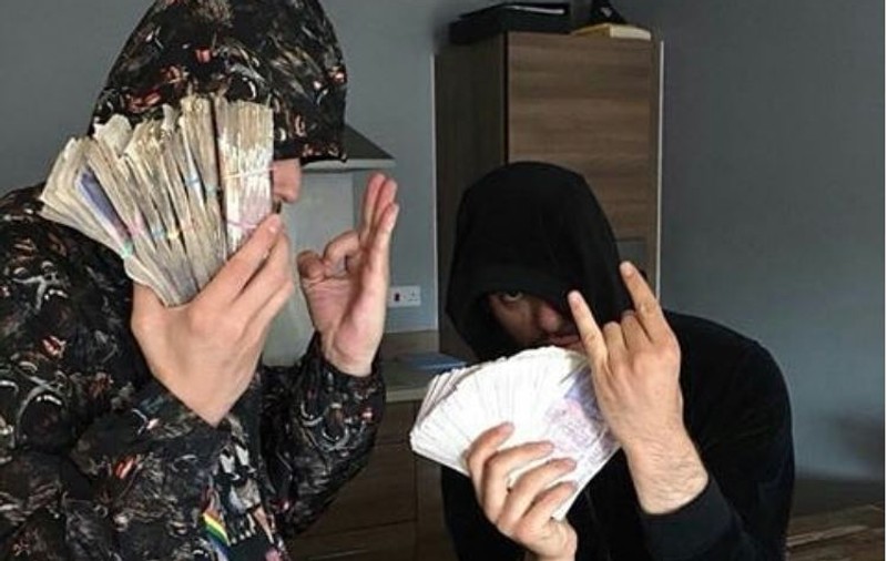 GALERIE FOTO| Gangsterii albanezi din Marea Britanie se laudă pe rețelele de socializare cu drogurile, armele și averile pe care le fac din afaceri ilegale