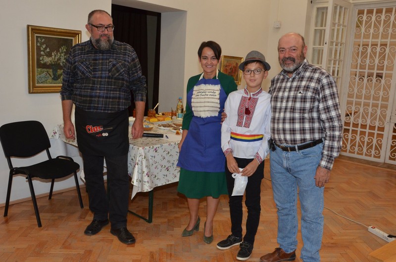 Jurații concursului, alături de băiatul care a pregătit "tomaj" (supă scăzută cu tăieţei)