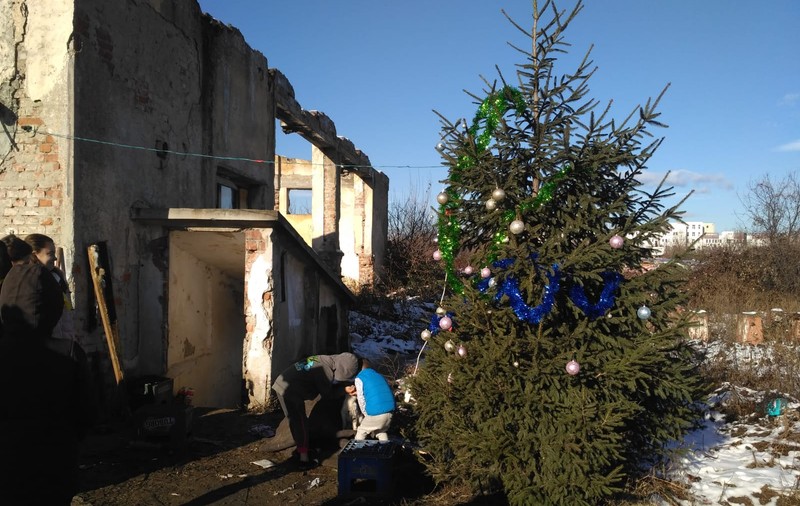 Colindătorii altfel: nu vor nici bani, nici dulciuri! Copiii care au împărțit daruri celor mai puțin norocoși