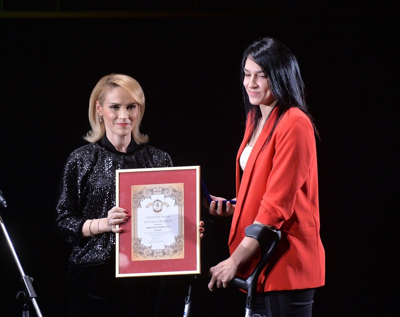 FOTO | Cristina Neagu, numită cetățean de onoare al Municipiului București.  "Îmi pare rău că ne întâlnim în asemenea condiţii"
