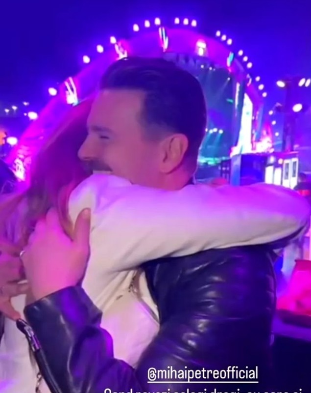 Iulia Vântur, surprinsă în brațele lui Mihai Petre la Untold Dubai. Ce făcea Salman Khan, iubitul ei, în acest timp