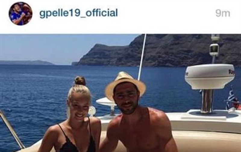 Fotbalistul italian Graziano Pelle și-a dus blonda în vacanță
