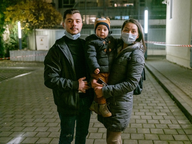 Natalia și Ion, cetățeni români și din Republica Moldova, au venit să voteze la Ambasada României la Berlin împreună cu fiul lor, Marc, în vârstă de doi ani.