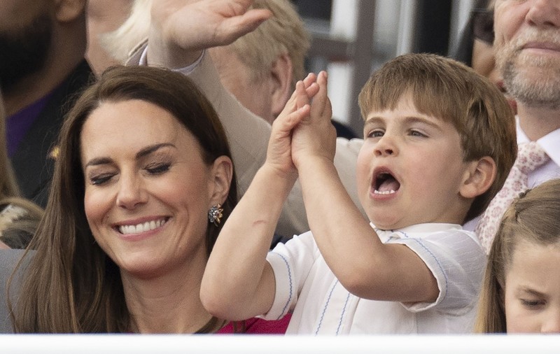 FOTO. Trăsnăile prințului Louis al Marii Britanii au confiscat toată atenția la parada finală a Jubileului de Platină al reginei Elisabeta a II-a. Nimeni nu l-a putut cuminți