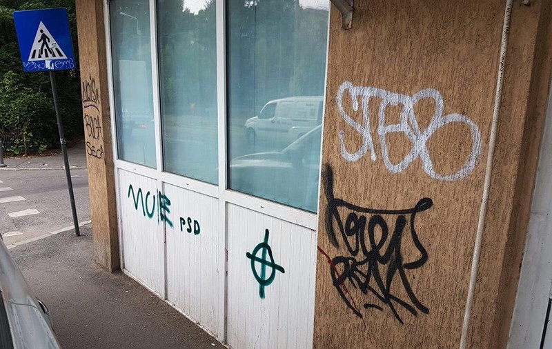 Sediul PSD Sector 2, vandalizat. Svastica nazistă, desenată pe fereastră. Nassar: ”E deja a doua oară”