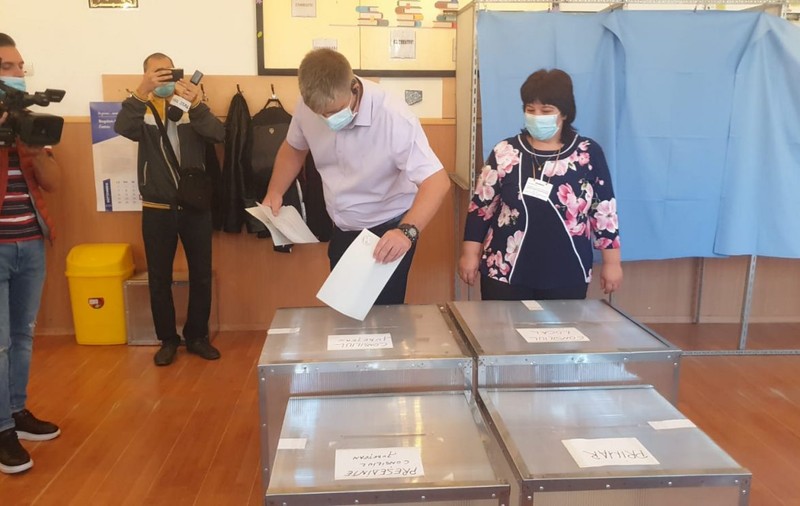 VIDEO | Unui candidat la Primăria Buzău i s-a luat temperatura de trei ori, înainte să fie primit în sală. ”Sunteți rece!”