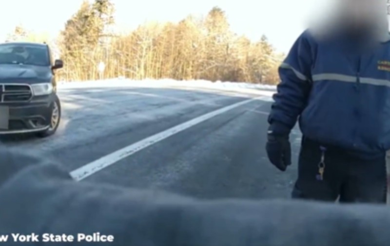 Polițistă lovită de un șofer în timpul unei verificări: momentul impactului, surprins de bodycam | VIDEO