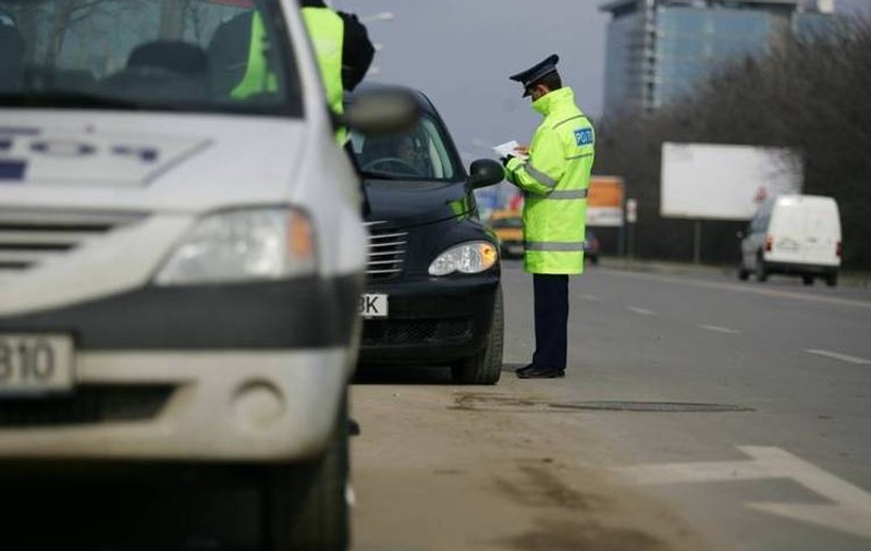 Un şofer a călcat pe picior poliţistul care dirija traficul!