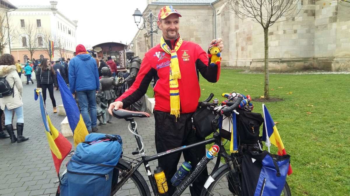 Un maghiar a pedalat peste 170 de kilometri din dragoste pentru România