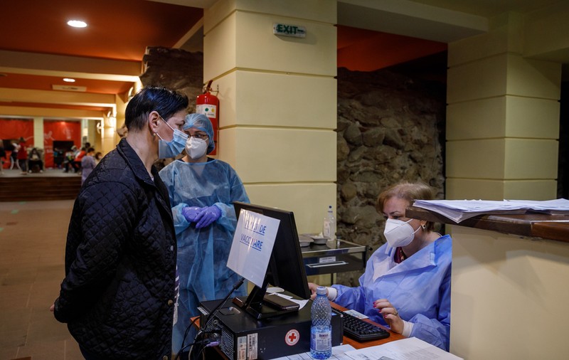 Cum încearcă Primăria Caracal să-i convingă pe oameni să se vaccineze. Tombolă cu bilete la un spectacol susținut de Horațiu Mălăele