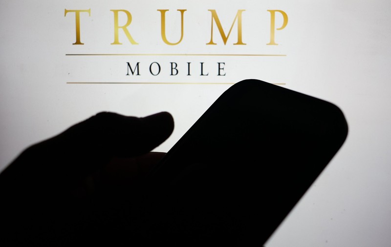 Donald Trump și-a lansat un telefon și un serviciu de telefonie mobilă. Cum arată Trump Mobile și cât costă