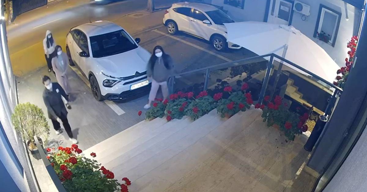 Poză cu cele patru femei din Craiova în fața hotelului pe care l-au jefuit