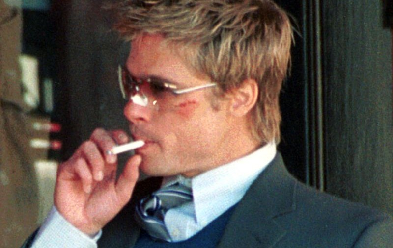 Brad Pitt fumează pe furiş