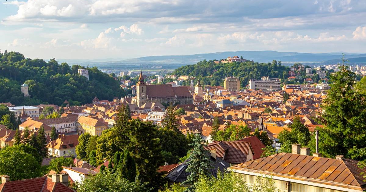 Centrul orașului Brașov și Biserica Neagră văzute de sus, în timpul primăverii