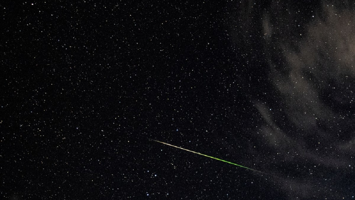 Ploaia de meteori Delta Aquaride 2026: când o poți vedea cel mai bine - Imagine cu un meteor vizibil pe un cer intelat