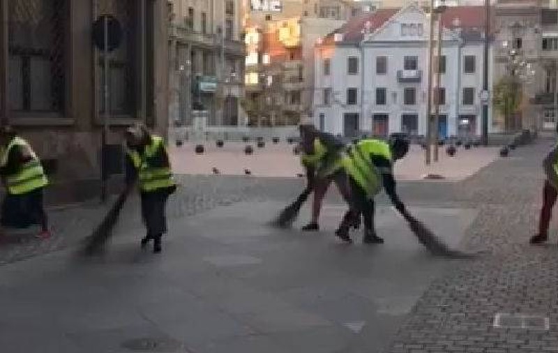 Primii asistați sociali scoși la muncă de primarul Timișoarei. Nicolae Robu i-a filmat la mătură