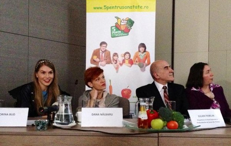 Corina promovează consumul de crudități: "Eu mănânc 2 kg de mere pe zi"