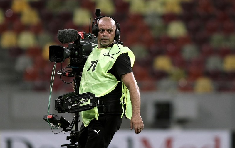 Ce salarii se câștigă în televiziune? Cât câștigă un cameraman vs un producător vs un editor video