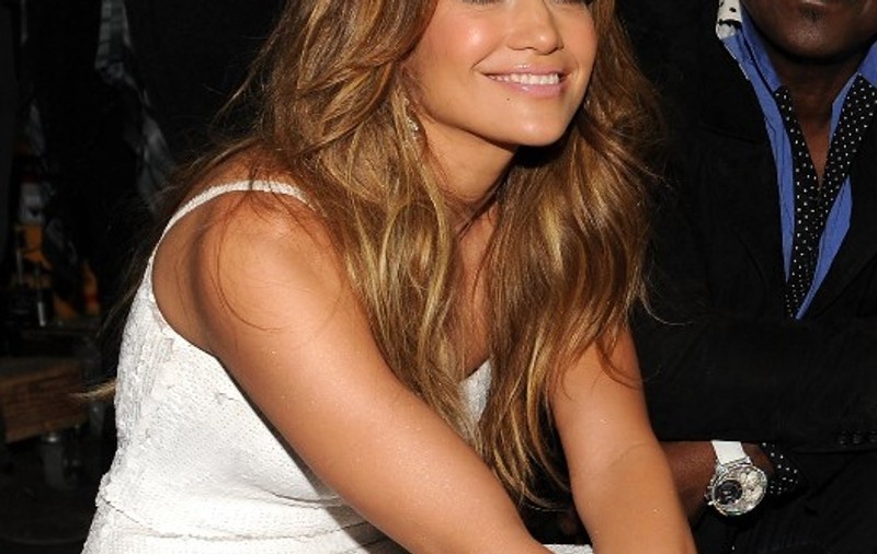 Jennifer Lopez respinge noile zvonuri despre măritiș cu propriile versuri: ”Nu vă lăsați păcăliți de piatra de pe deget”