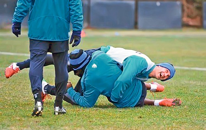 Cristi Chivu a fost pus pe glume la antrenamentul de ieri al lui Inter şi şi-a luat colegii la trântă