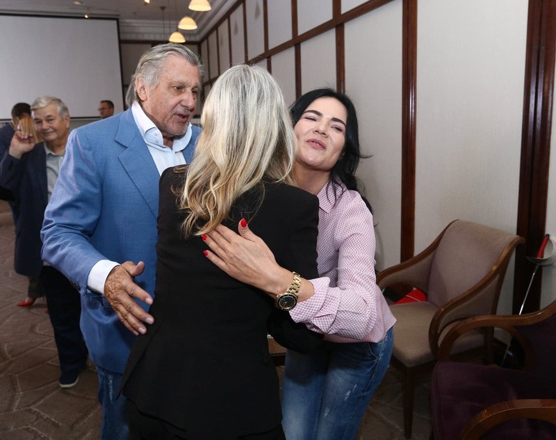 FOTO/ Ilie Năstase și-a scos în lume noua iubită. ”Nu-i mai faceți poze lu’ asta mică, că se sperie”