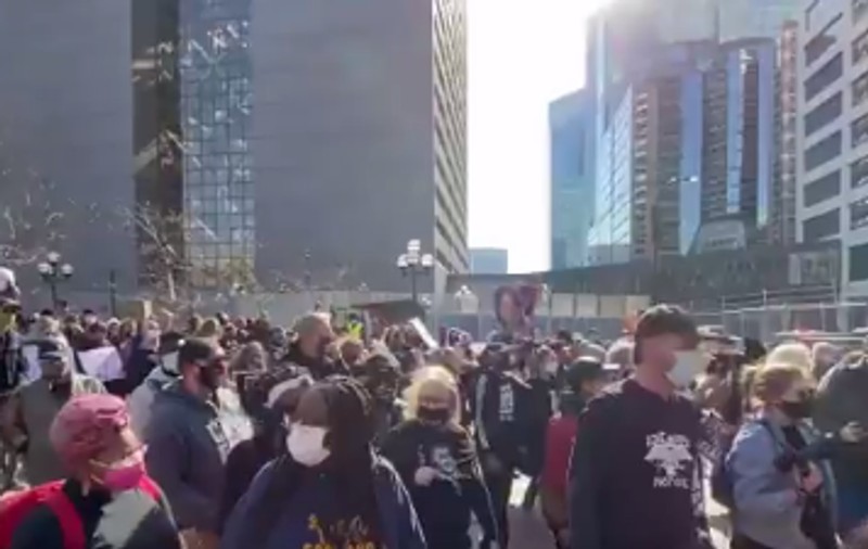 Începe procesul ofițerului care l-a ucis pe George Floyd. Manifestații în Minneapolis și măsuri de securitate fără precedent