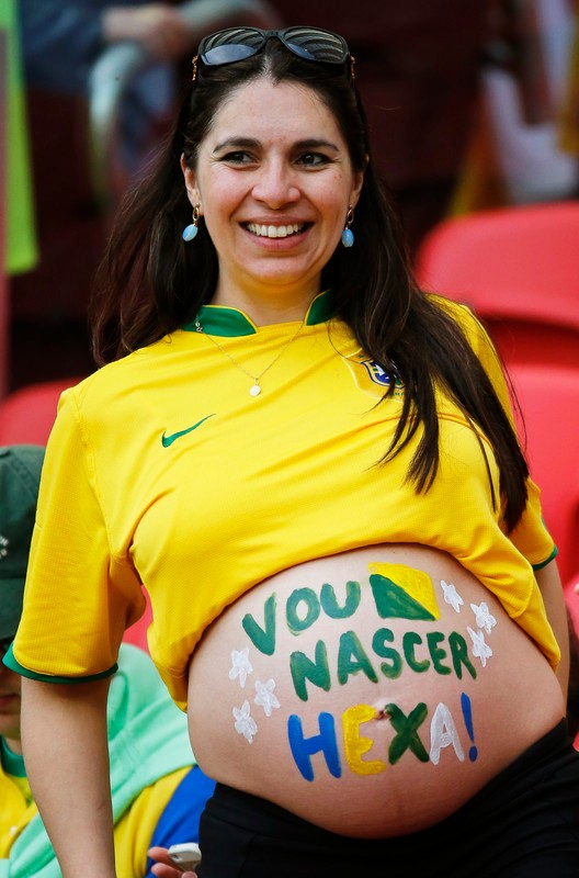 Fotbalul este religie în Brazilia, iar fotbaliştii se nasc direct pe stadion. O braziliancă prezentă pe Estadio Beira-RioPorto Alegre anunţă: "În şase luni se va naşte!"