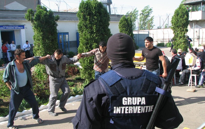 „Meniu special” la penitenciar: sarmale cu droguri, pregătite de o bătrână de 82 de ani. Femeia ee căutată prin Interpol