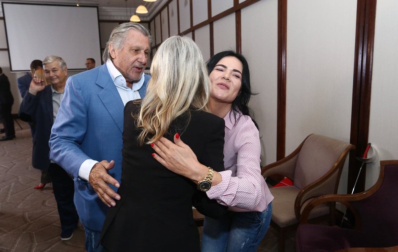 FOTO/ Ilie Năstase și-a scos în lume noua iubită. ”Nu-i mai faceți poze lu’ asta mică, că se sperie”
