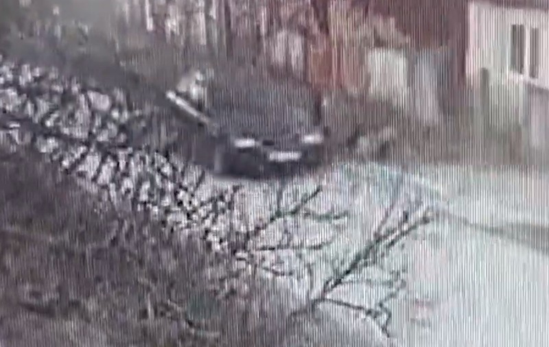 Un șofer bihorean și-a lovit intenționat cu mașina un vecin şi pe copilul acestuia de 2 ani. Momentul a fost surprins pe camerele de supraveghere