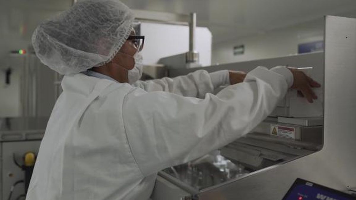 O companie mexicană testează capacitatea de producţie a unui vaccin propriu anti-COVID (foto captura CNN)