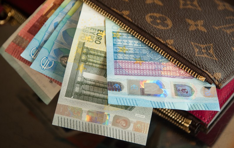 Noroc cu ghinion maxim pentru un șofer din Suceava, care a oprit brusc mașina să ia un portofel și un telefon căzute pe jos