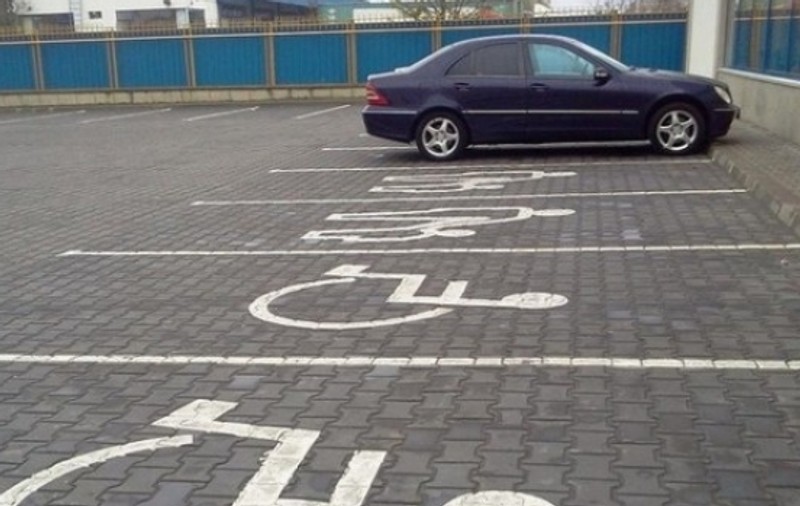 Un polițist din Vaslui a câștigat procesul cu un localnic care i-a filmat mașina parcată pe un loc pentru persoane cu dizabilități