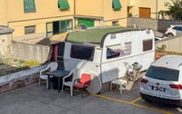 Rulota lui Tudor, un român care trăiește de 3 ani într-o parcare în Italia