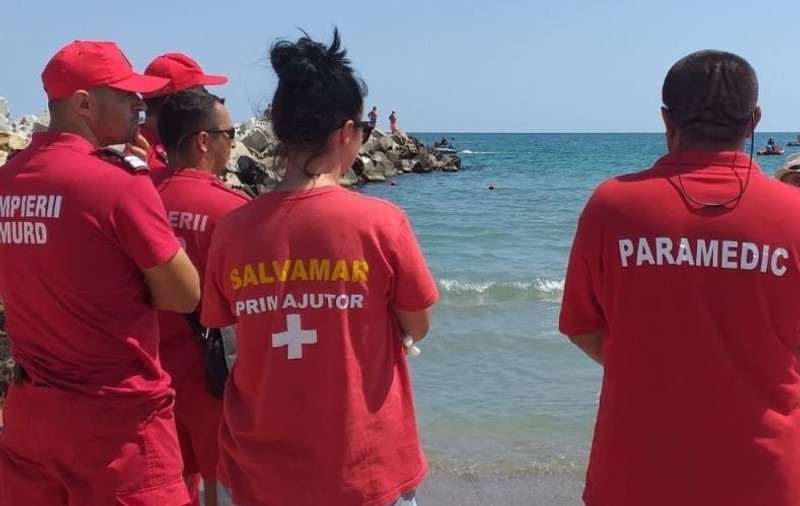 Un bărbat a fost scos inconșient din mare, la Mamaia. A fost transportat la spital în stare gravă