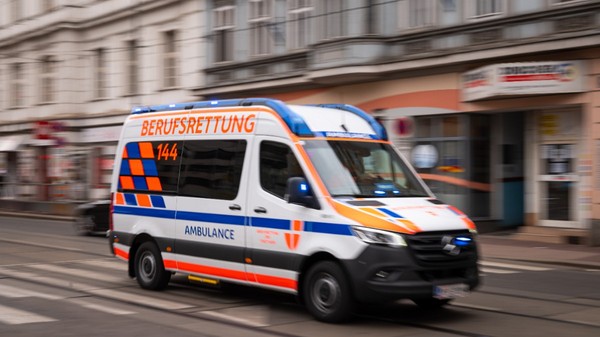 O ambulanță care circulă cu viteză pe șosea.