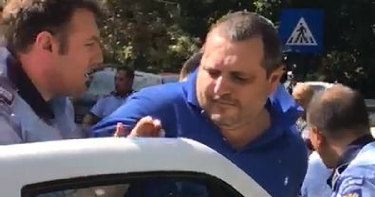 ”Teroristul” cu cuțit dintre blocuri Bărbatul în vârstă de 41 de ani a rupt oglinzile unor mașini, a înțepat cu cuțitul caroseriile autoturismelor și a băgat în speriați zeci de oameni